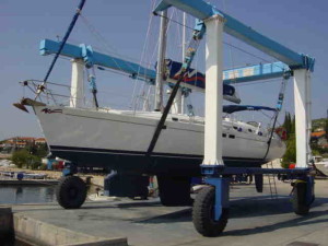 Hauling out Chao Lay at Grenada Marine.